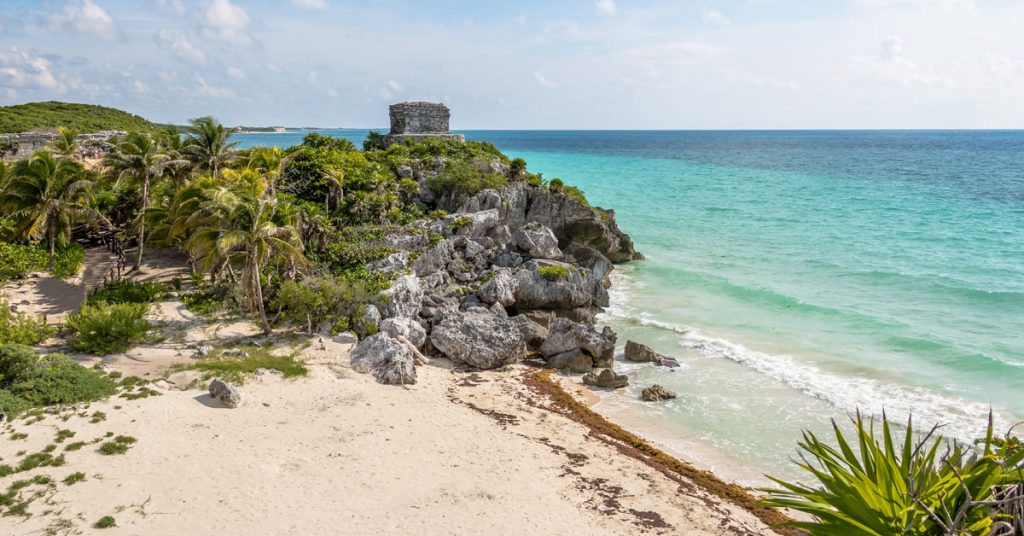 Imagen aérea de Playa Paraíso en Tulum con el acantilado y las ruinas mayas de fondo.