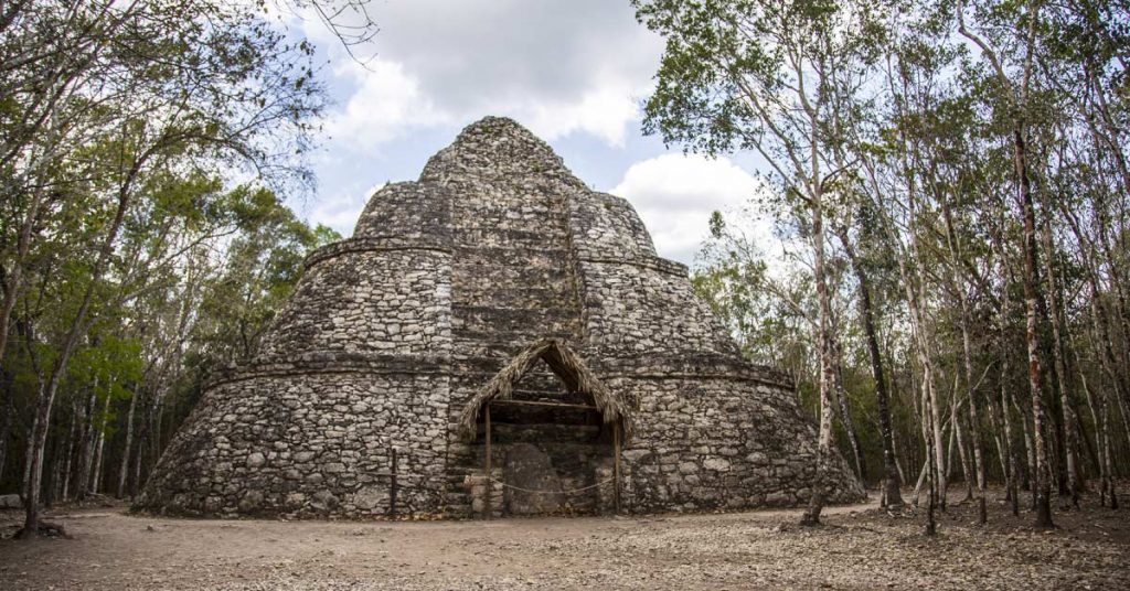Primer plano de una de las edificaciones de las ruinas de Cobá.