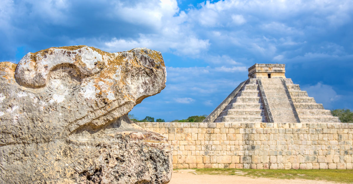 Ruinas mayas en Chichen Itzá. Esta imagen se utiliza para ilustrar una entrada sobre las ruinas mayas más famosas de la Riviera Maya.