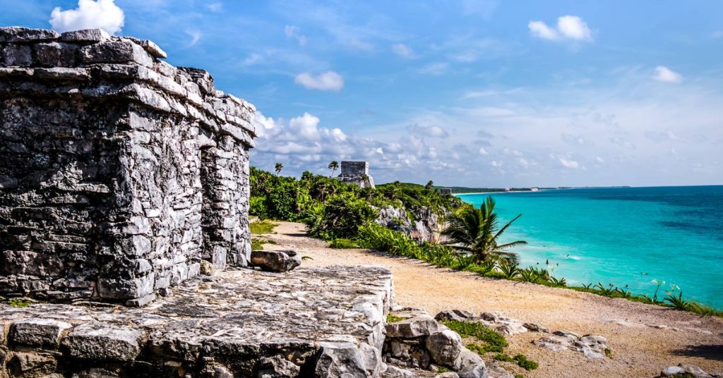 Ruinas de Tulum con el mar Caribe con sus aguas color turquesa al fondo.