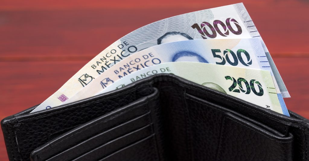 detalle cartera con varios billetes de 200, 500 y 1000 pesos mexicanos