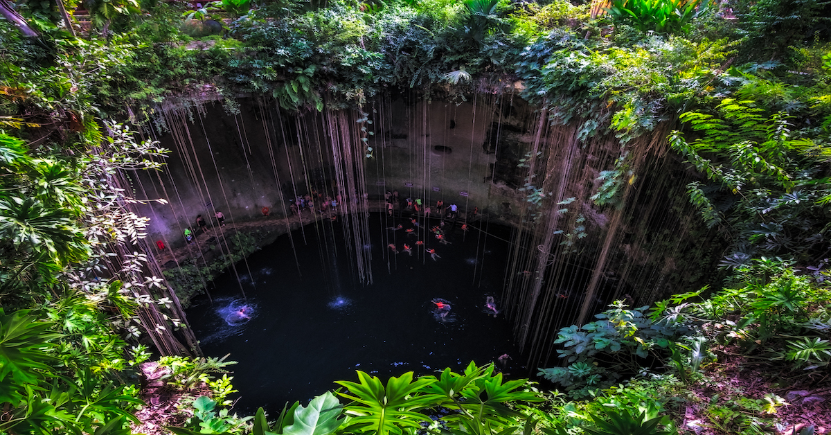 cenote en chichen itza con gente bañándose