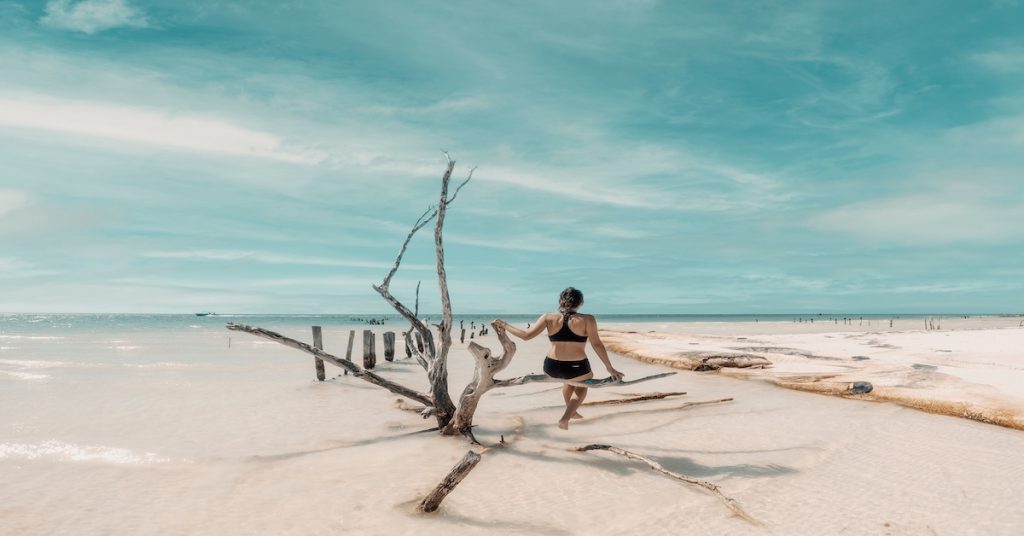 Imagen de mujer de espaldas disfrutando en Isla Holbox