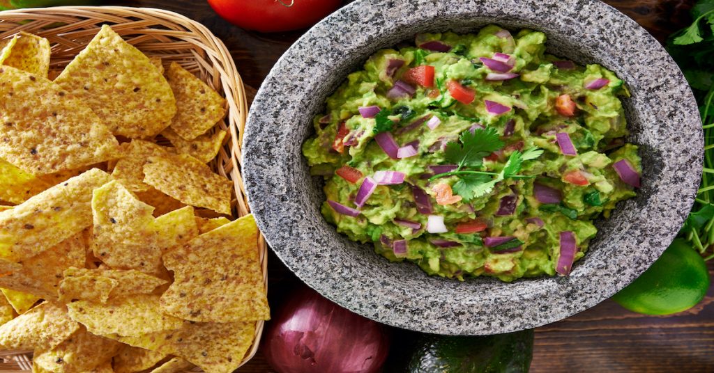 nachos con guacamole, comida típica mexicana
