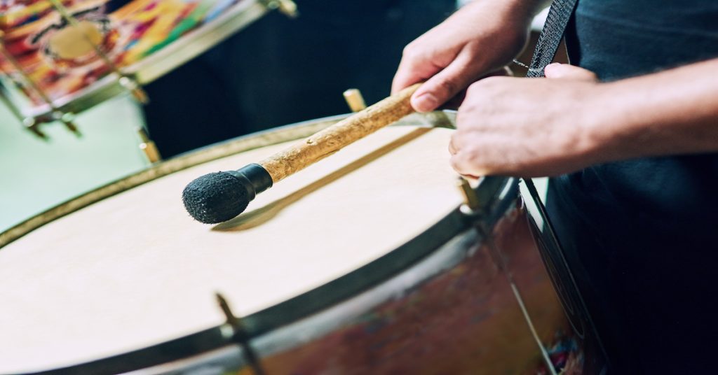 grupo de músicos tocando el tambor durante un pasacalles en el carnaval de República Dominicana