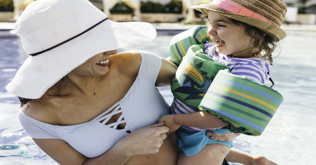 Madre e hija disfrutando del viaje a Punta Cana