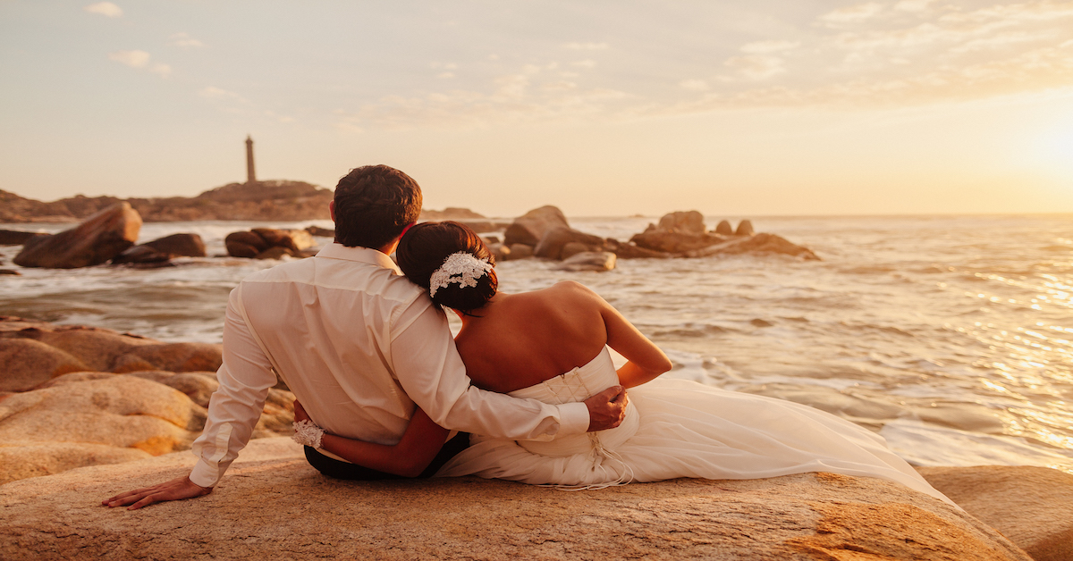 marido y mujer contemplando una puesta de sol