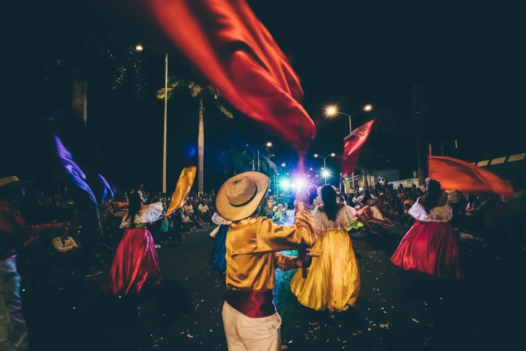 Desfile nocturno en el Carnaval de México.