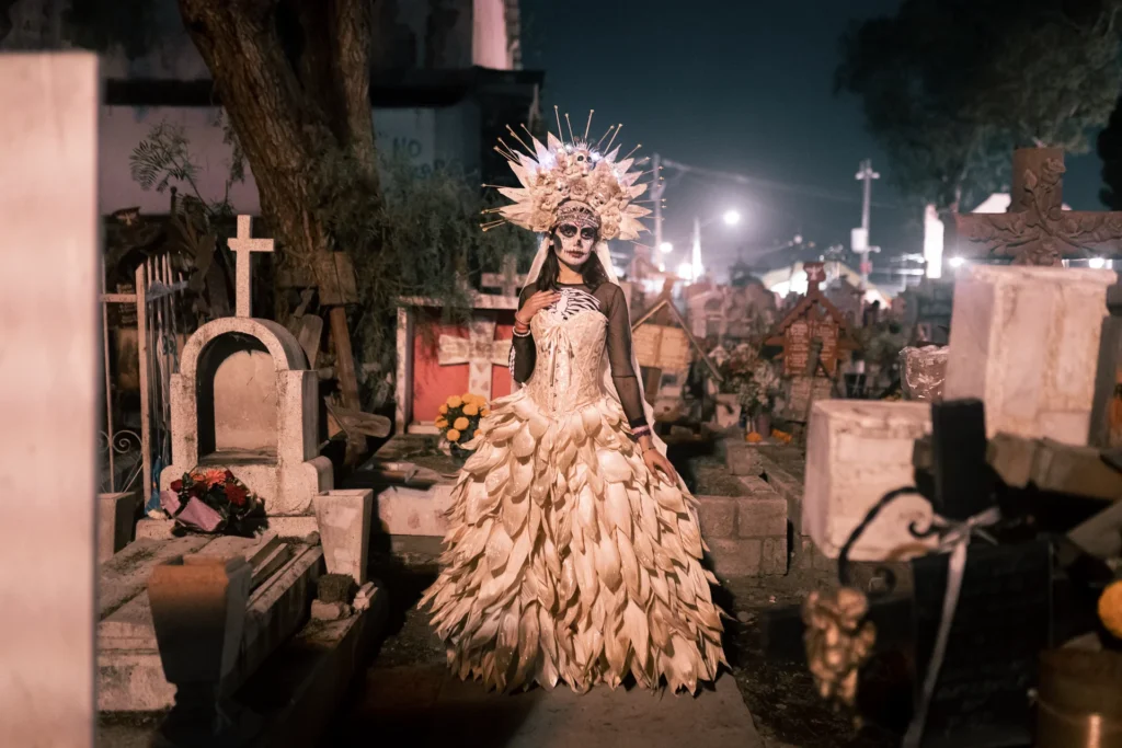 Catrina posando en un cementerio mexicano durante el Día de Muertos en México.