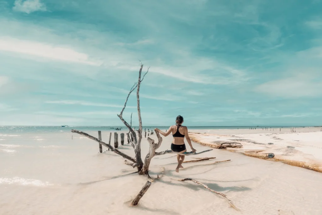 Mujer en playa de Holbox