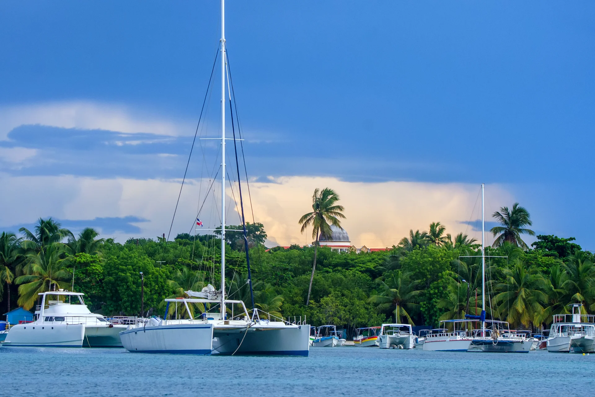 Yates fondeados en Isla Saona, República Dominicana.