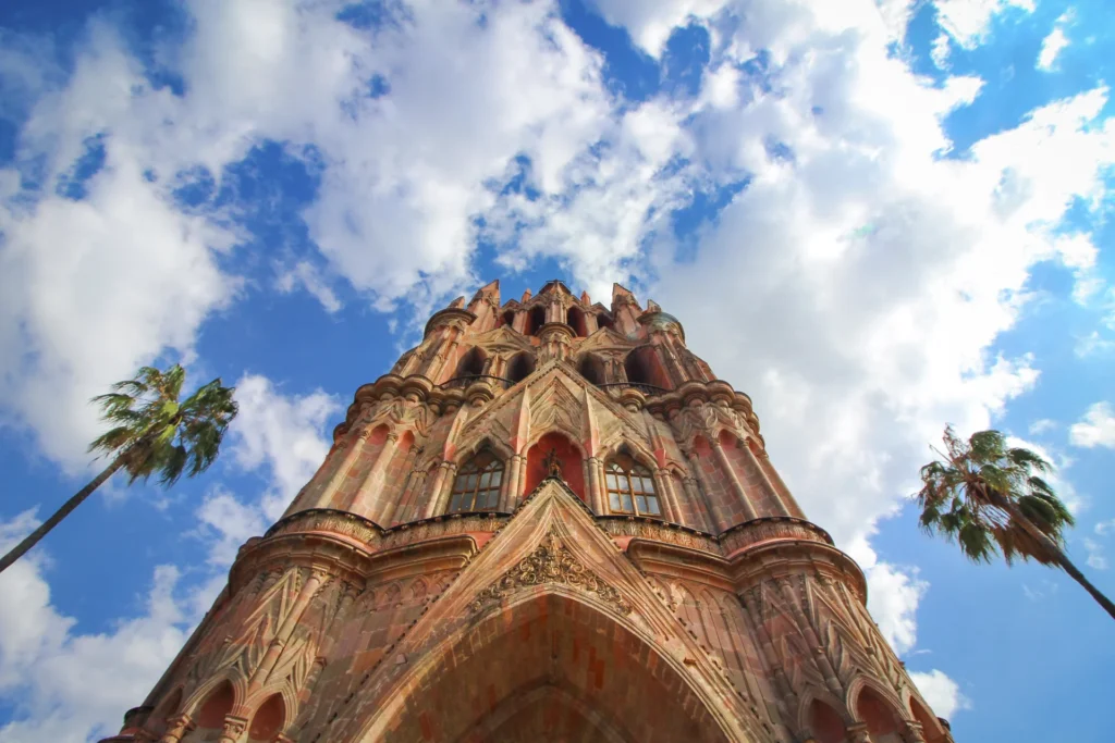Fachada de la parroquia de San Miguel de Allende en México.
