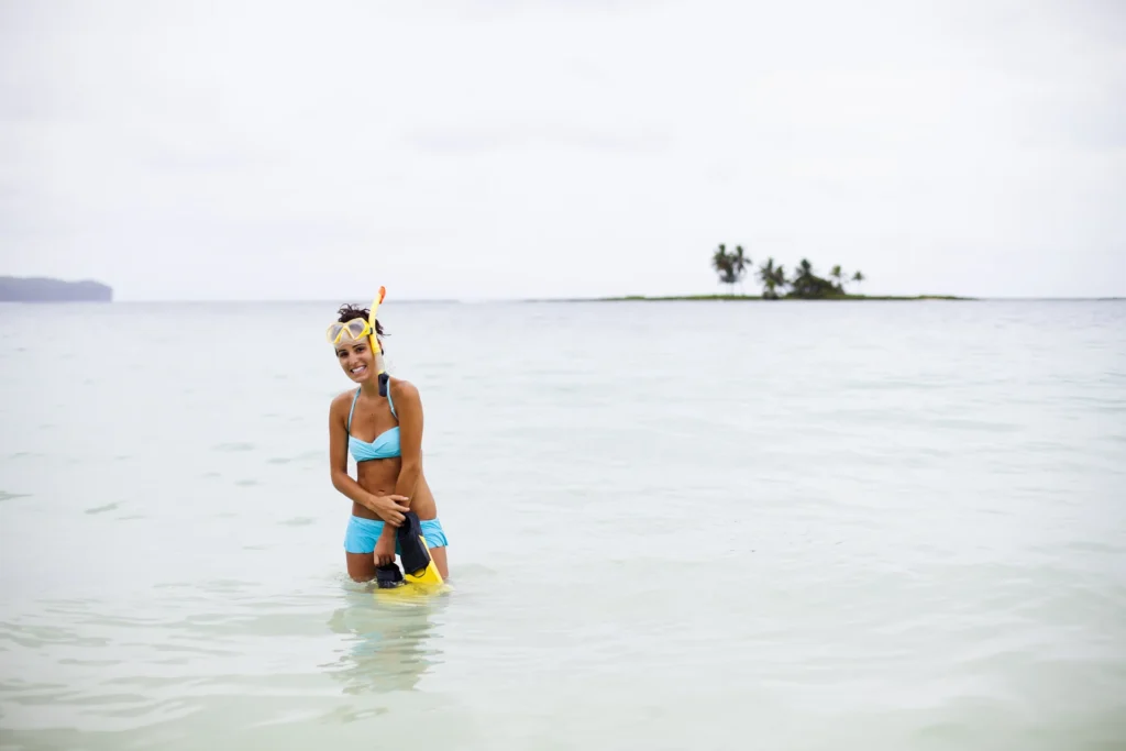 chica con equipo de buceo