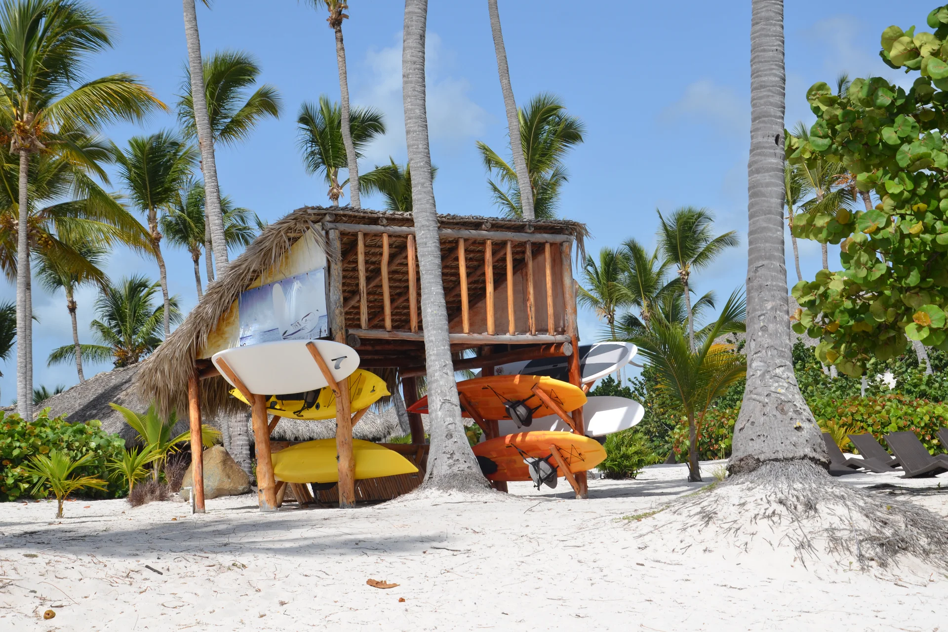 Kayaks en playa de República Dominicana