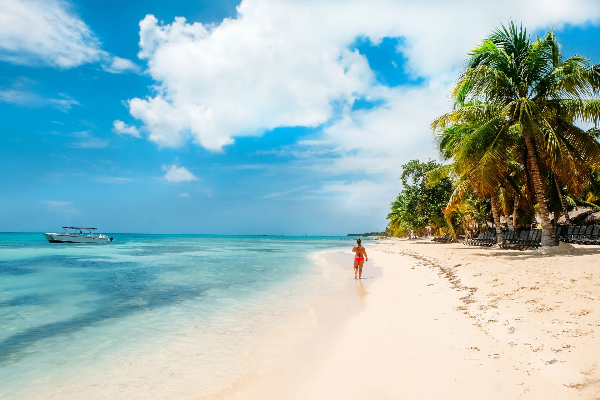 Mujer en playa del Caribe