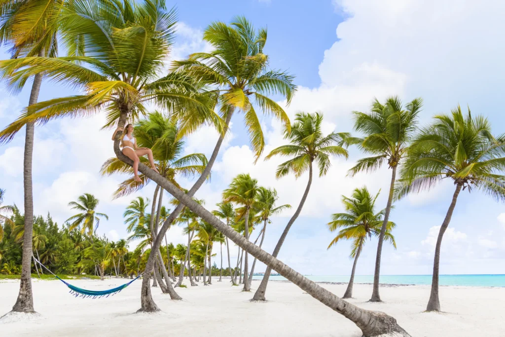 Mujer en una palmera en la playa