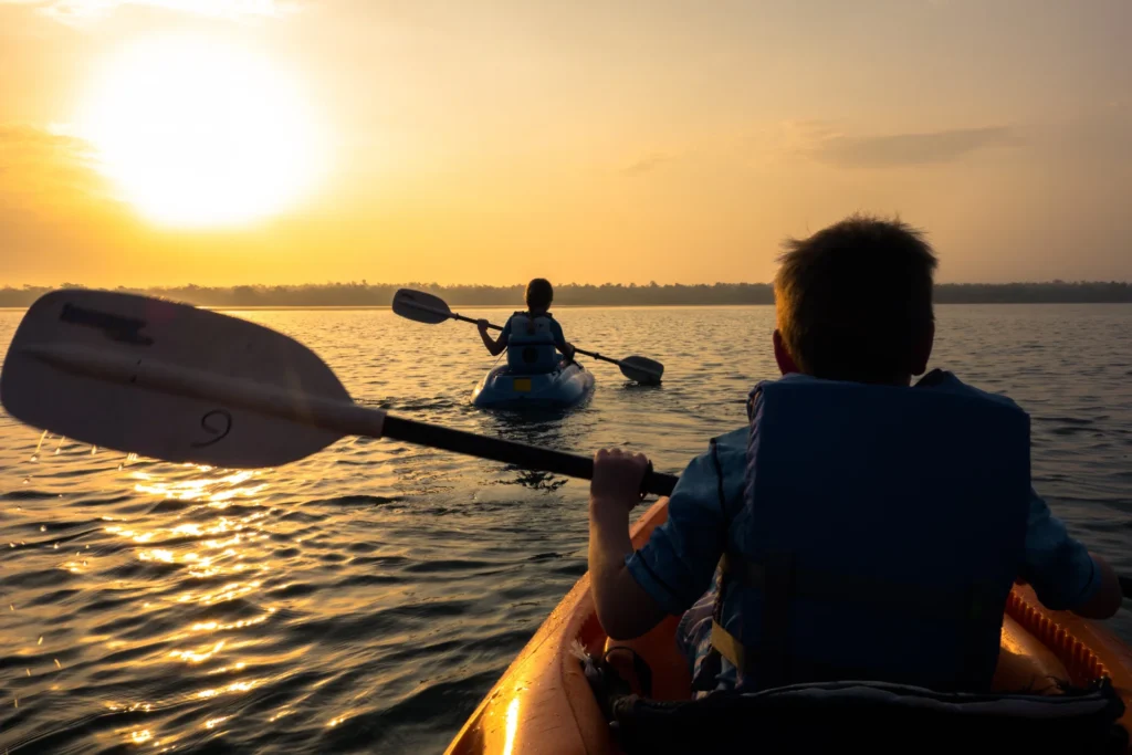 Niños en kayak en Bacalar
