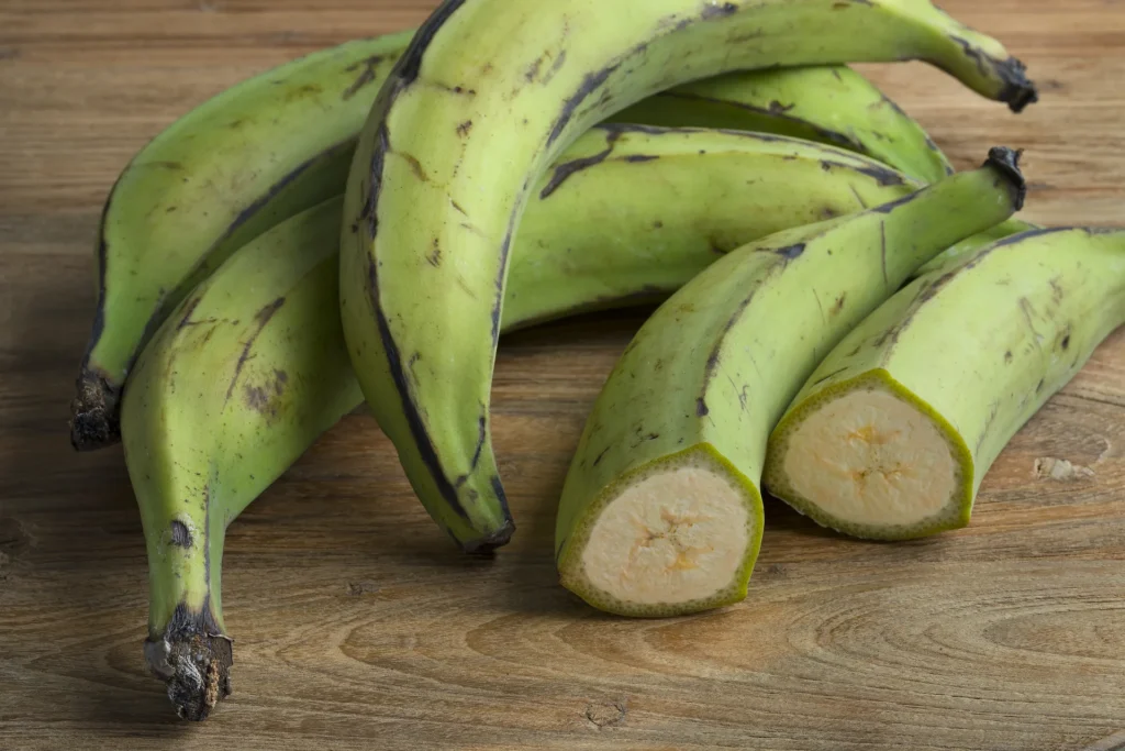 Plátano preparado para cocinar desayuno tradicional dominicano