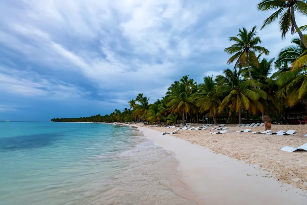 Océano y costa tropical en la República Dominicana