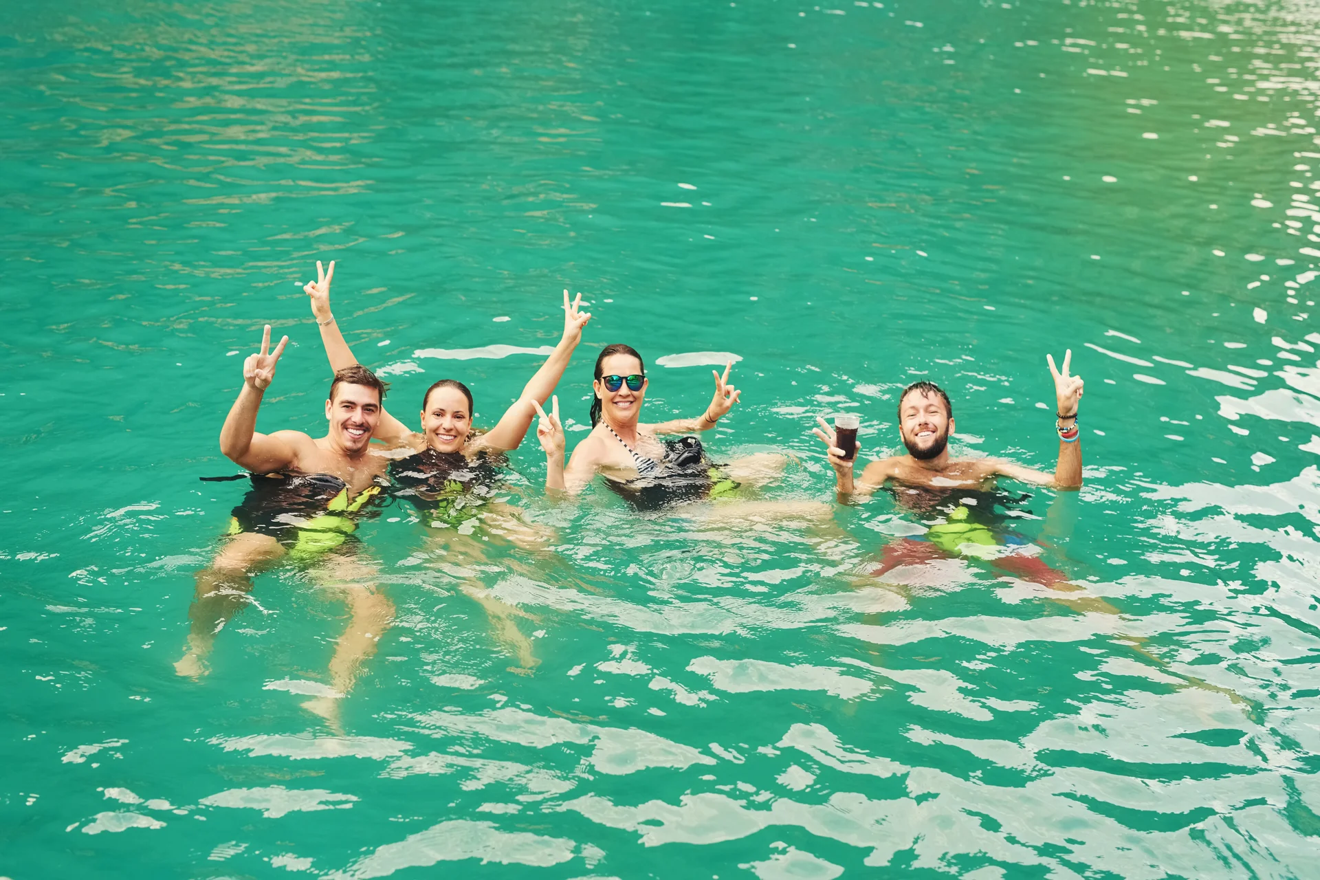 Personas bañándose