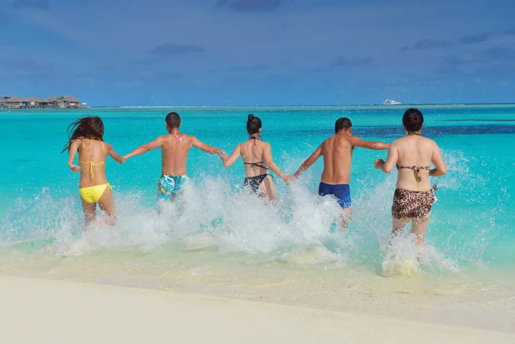 Grupo de jóvenes divirtiéndose en el mar
