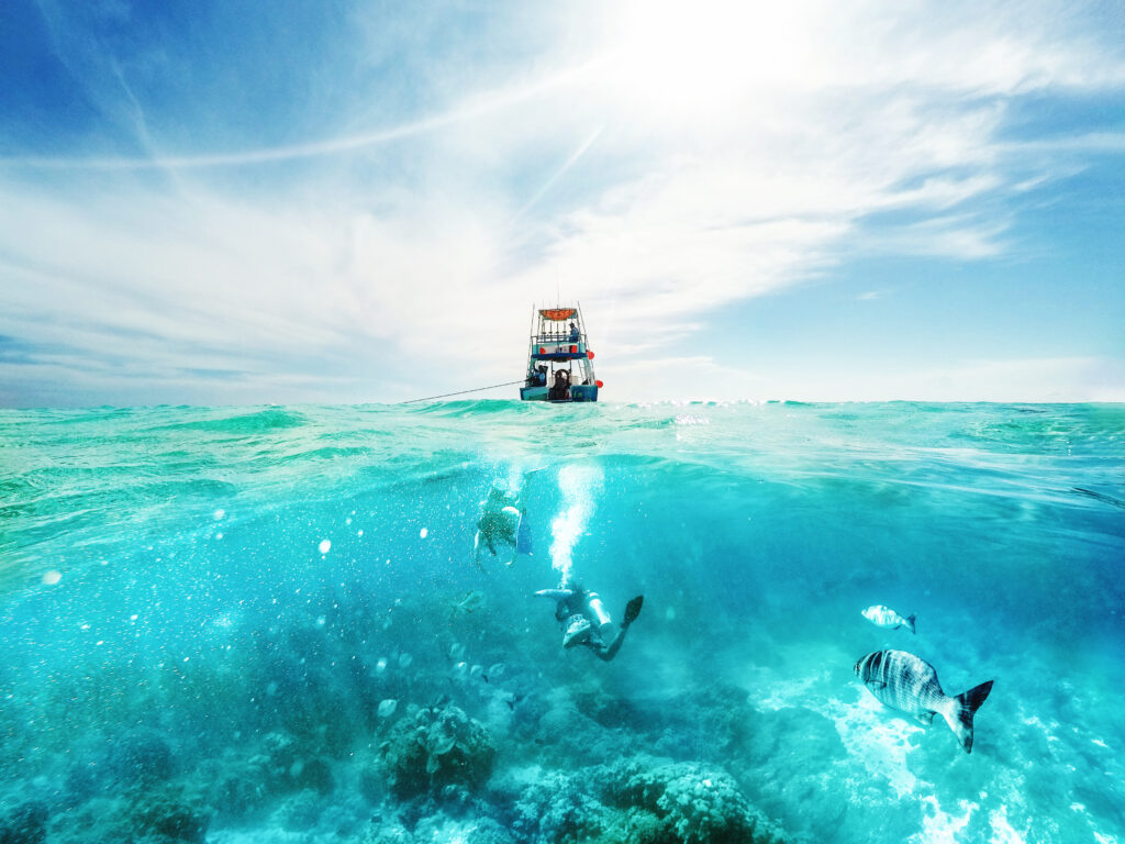 Buceadores y bote en El Caribe